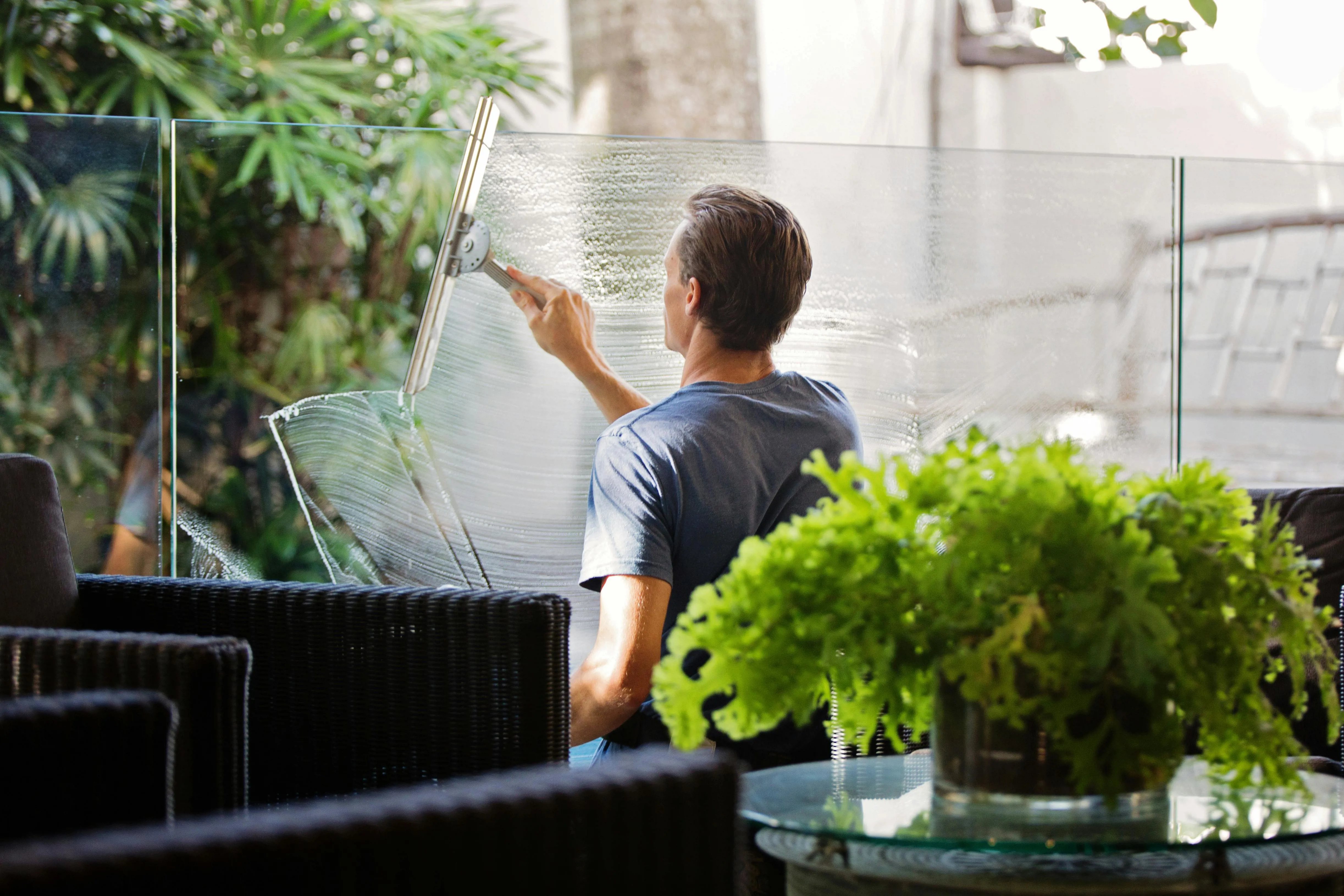 Cleaner cleaning office window